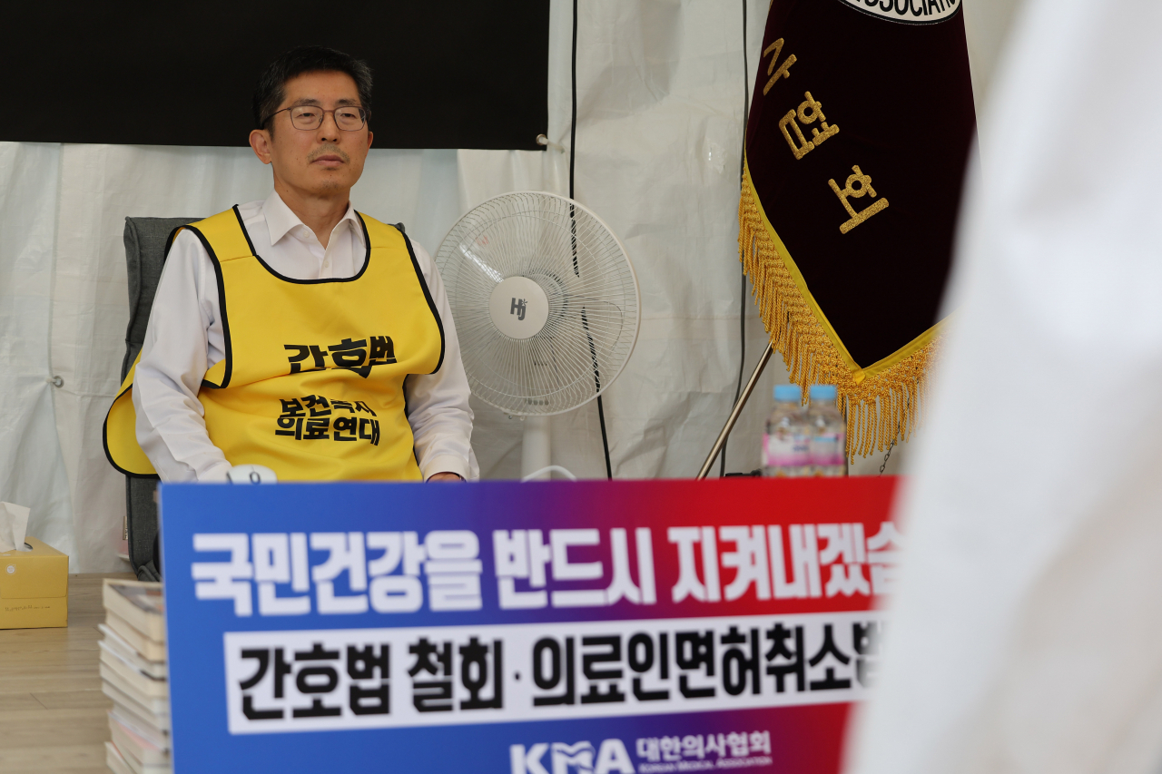 Lee Pil-soo, president of the Korea Medical Association, is on a hunger strike at the group's headquarters in Seoul on Tuesday, in protest of the passage of a controversial bill defining the roles and responsibilities of nurses. (Yonhap)