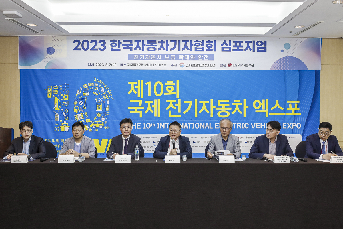 From left: Kim Dong-yeong, researcher at Korea Development Institute; Evall CEO Lee Hoo-kyung; Seok Ju-sik, vice president at Korea Automobile Testing & Research Institute; Choi Woon-cheol, car engineering professor at Kookmin University; Chae Young-seok, advisor at the Korea Automobile Journalists Association; Baek Chang-in, director of integrated safety management division at Hyundai Motor Group; and Lee Gwang-beom, legal advisor at Shin & Kim law firm, speak during a symposium hosted by the Korea Automobile Journalists Association held as part of this year’s International Electric Vehicle Expo in Jeju Island on Tuesday. (Korea Automobile Journalists Association)
