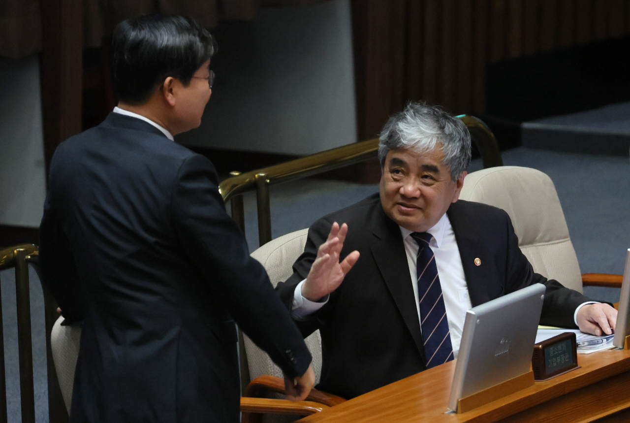 Han Sang-hyuk, chairman of the state Korea Communications Commission, attends the plenary session at the National Assembly on April 5. (Yonhap)