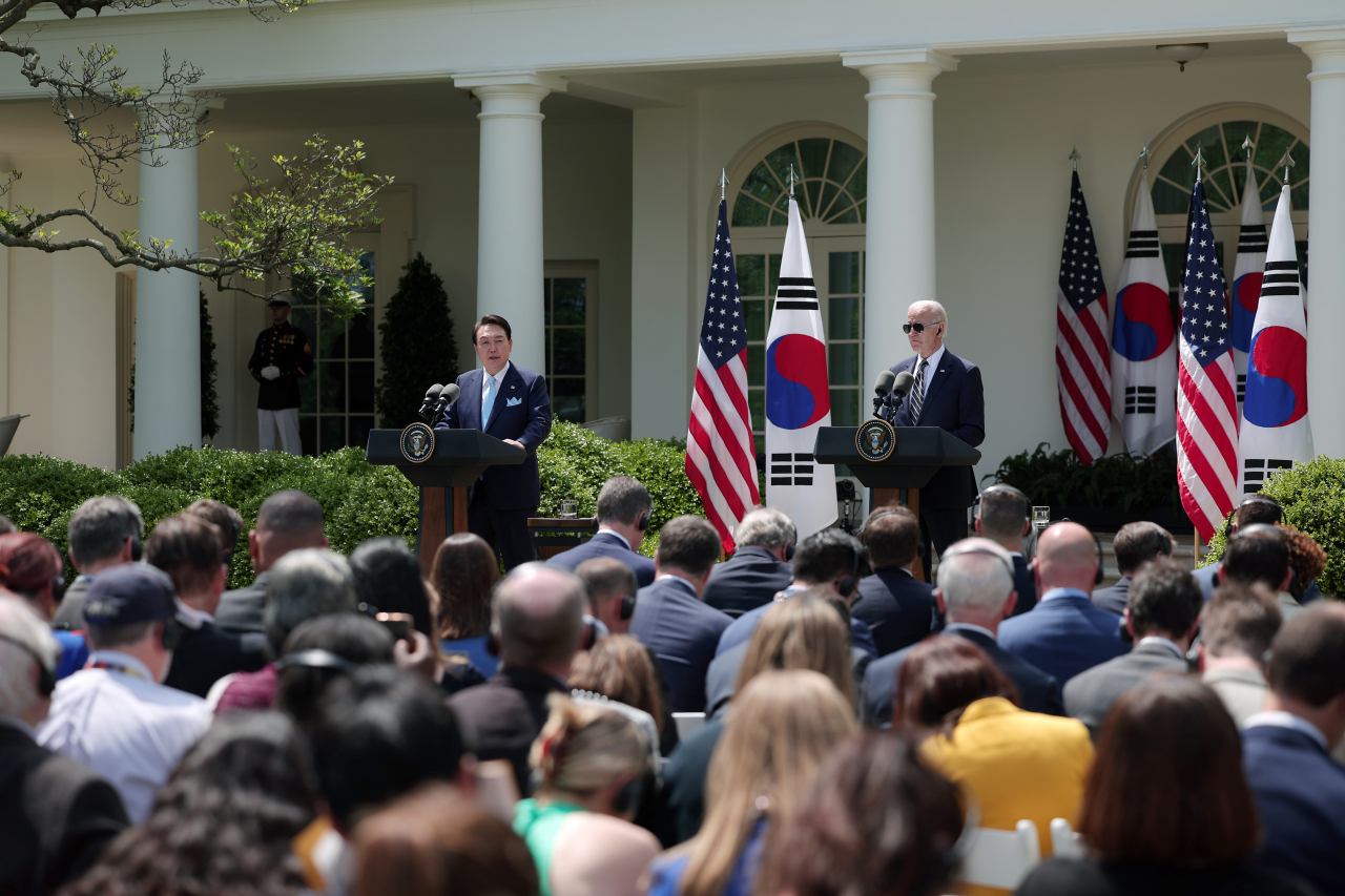 US President Joe Biden (right) and South Korean President Yoon Suk Yeol hold a joint press conference on April 26 in the Rose Garden at the White House. (Yonhap - Pool photo)