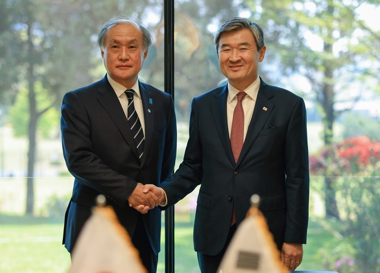 National Security Office Director Cho Tae-yong shakes hands with Japanese national security adviser Takeo Akiba in Seoul's Yongsan presidential office on Wednesday prior to the meeting between the security directors of South Korea and Japan. (Yonhap)