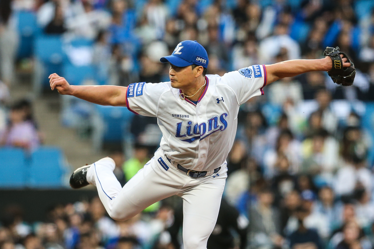 Oh Seung-hwan of the Samsung Lions pitches against the Kiwoom Heroes during a Korea Baseball Organization regular season game at Daegu Samsung Lions Park in the southeastern city of Daegu on Wednesday. (Samsung Lions)
