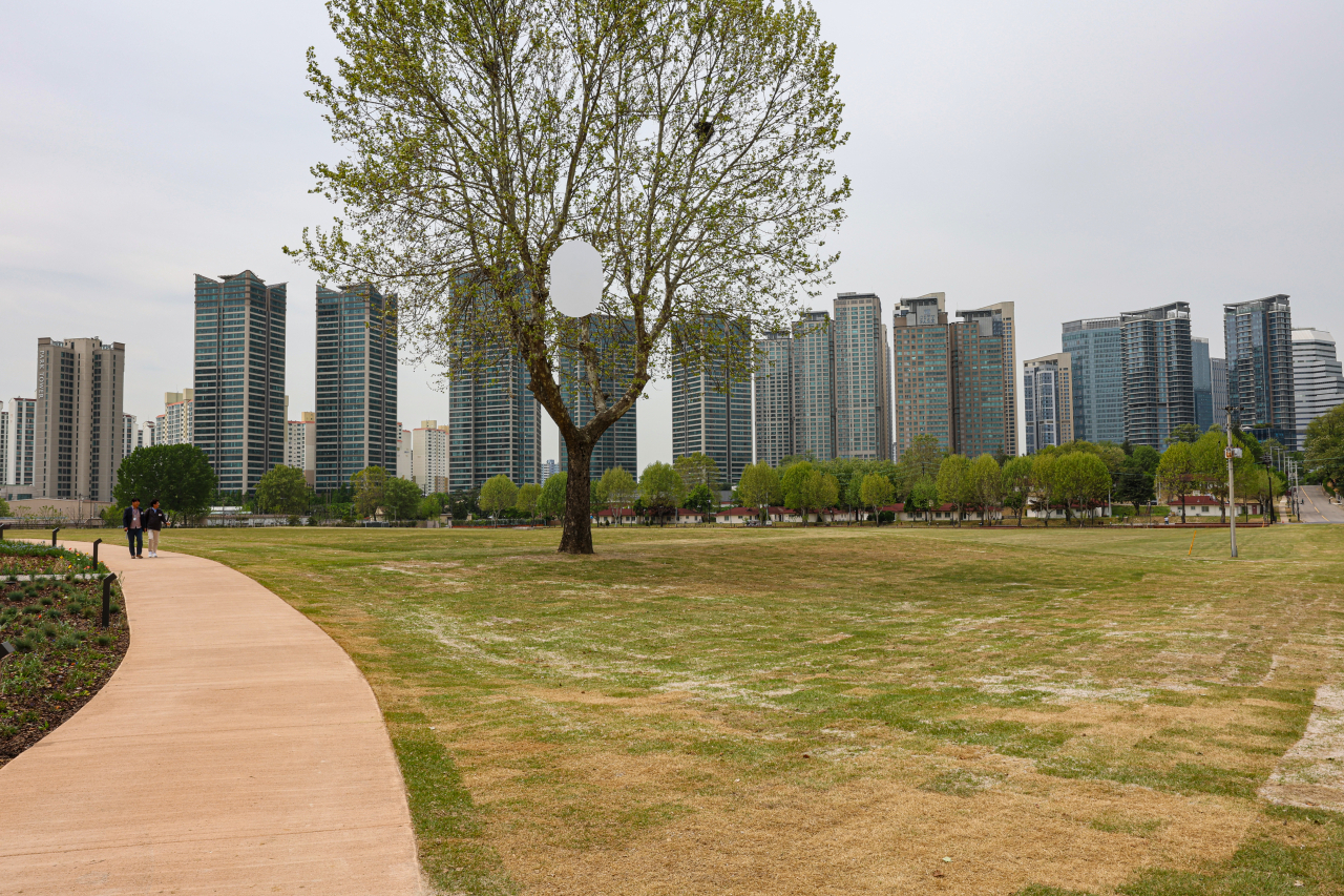 This photo shows a scenic view of Seoul from Yongsan Children's Park (Yonhap)