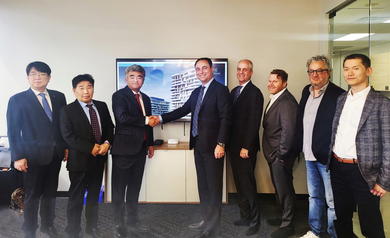 Jung Won-ju, vice chairman of Jungheung Group (third from left), shakes hands with Sam Mizrahi, chairman of Mizrahi Development. (Daewoo E&C)