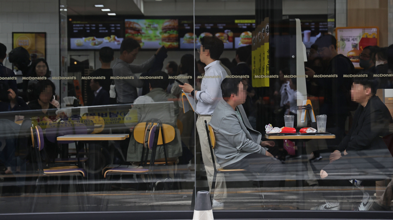 A photo shows people inside a hamburger store located in central Seoul, Thursday (Yonhap)