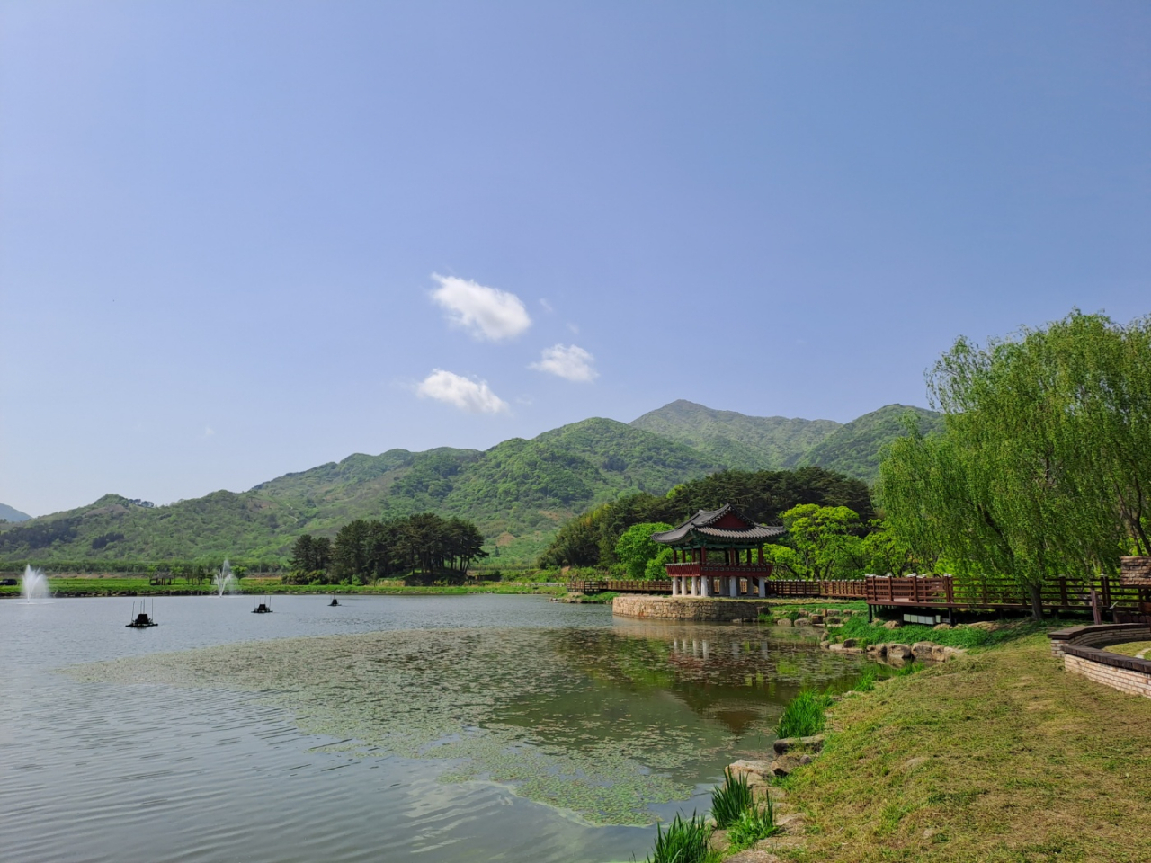 A view of Dongjeongho in Hadong (Lee Si-jin/The Korea Herald)