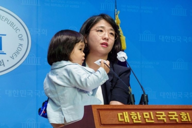 Basic Income Party Rep. Yong Hye-in gives a speech with her 23-month-old son in her arms at the National Assembly, Seoul, Thursday. (Yong's Facebook page)