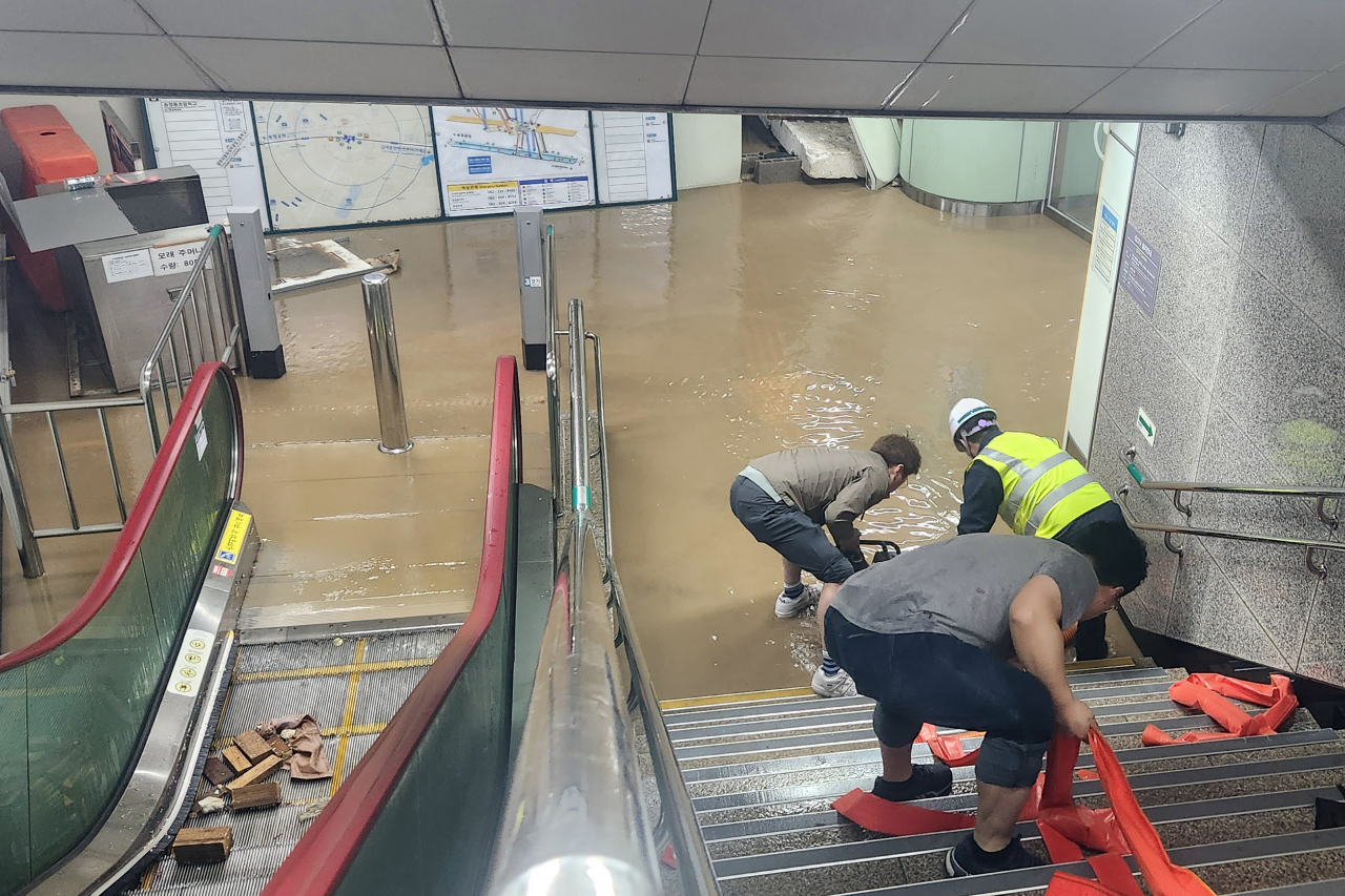 This photo taken Friday, shows Airport Station on Gwangju Metro Line 1 flooded with muddy water following heavy rainfall in Gwangju, 270 kilometers south of Seoul.(Yonhap)