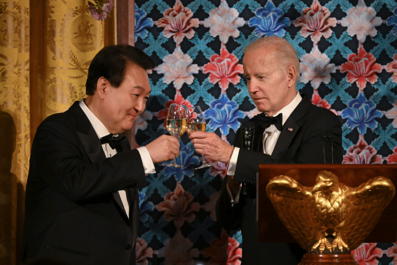 South Korean President Yoon Suk Yeol toasts with US President Joe Biden during a State Dinner at the White House in Washington on April 27. (Yonhap-Joint Press Corps)