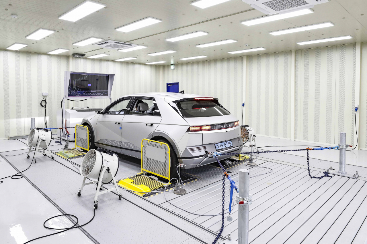 Hyundai Motor Group’s flagship electric sport utility vehicle Ioniq 5 undergoes a driving test on May 3 at the Jeju Island unit of the Korea Institute of Industrial Technology. (Korea Automobile Journalists Association)