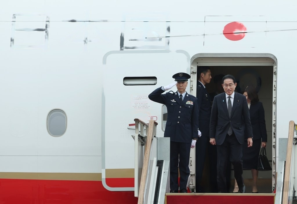 Japanese Prime Minister Fumio Kishida arrives at Seoul Air Base, south of Seoul, on Sunday. (Yonhap)
