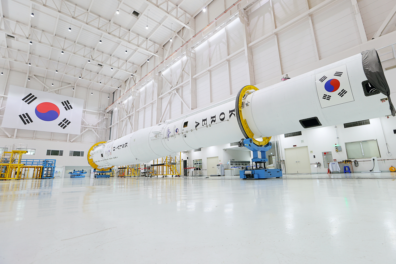 The first and second stages of Korea's homegrown Nuri rocket are assembled at the Naro Space Center in Goheung, South Jeolla Province, on May 3. (Korea Aerospace Research Institute)