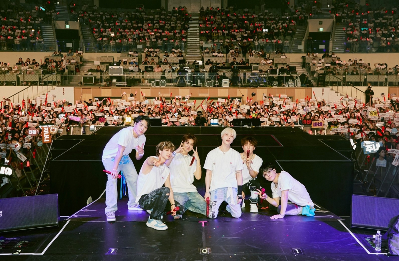 K-pop band iKon holds its world tour 