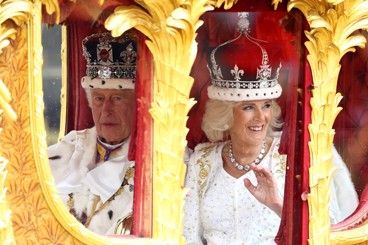 Britain's King Charles and Queen Camilla travel from Westminster Abbey in the Gold State Coach, following their coronation ceremony, in London, Britain, May 6, 2023. (Reuters-Yonhap)