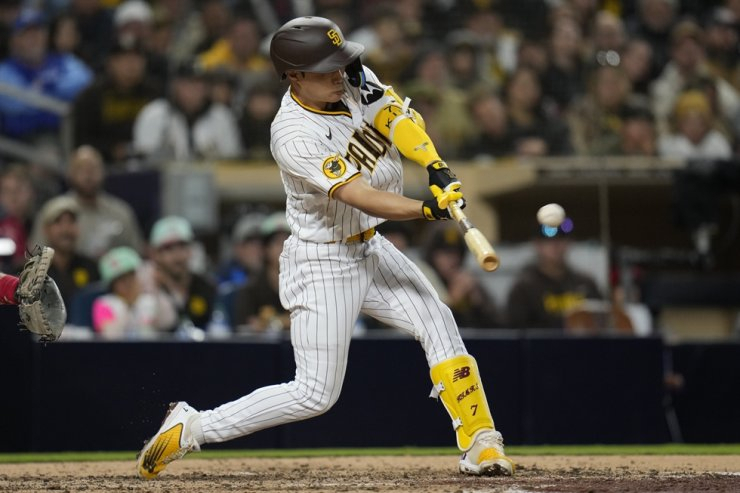 San Diego Padres' Kim Ha-seong hits a three-run home run during the fifth inning of a baseball game against the Cincinnati Reds in San Diego, on May 1 (AP)