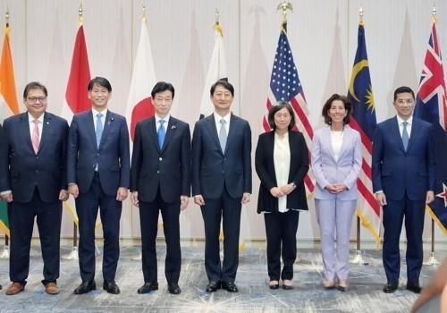 This file photo shows Trade Minister Ahn Duk-geun (center) and other representatives posing for a group photo at the Indo-Pacific Economic Framework talks in Los Angeles on September 8, 2022. (MOTIE)