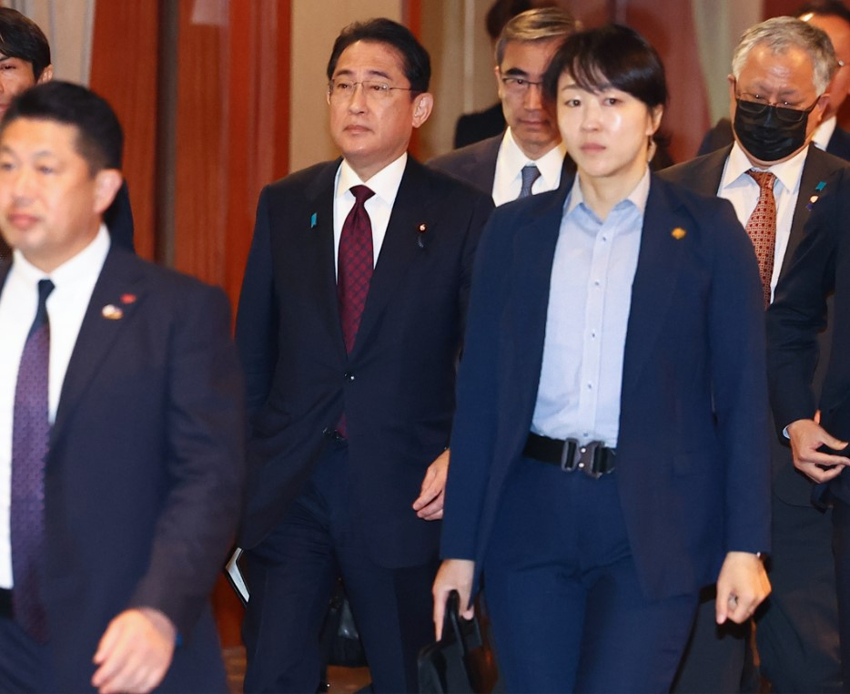 Japanese Prime Minister Fumio Kishida (center) is seen leaving a hotel in Seoul after holding a closed-door roundtable meeting with chiefs of six South Korean business associations on Monday, as he wrapped up his two-day working visit to Korea, during which he held his second summit with President Yoon Suk Yeol, less than two months after their first summit in Tokyo in March. (Yonhap)