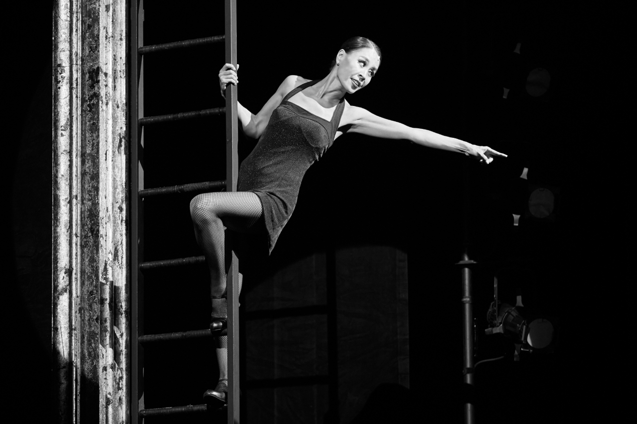Choi Jung-won performs as Velma Kelly in 