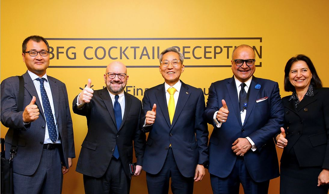 KB Financial Group Chairman Yoon Jong-kyoo (center) and James Quigley, Bank of America's international corporate and investment banking division vice chairman (second from left) pose for a photo ahead of KB Financial Group's cocktail reception in Incheon, Thursday. (KB Financial Group)