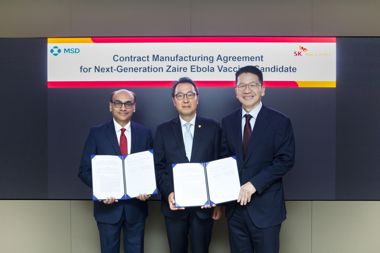 From left: Sanat Chattopadhyay, executive vice president and president of MSD Manufacturing Division; South Korea's Second Vice Health Minister Park Min-soo; and SK Discovery Vice Chairman Choi Chang-won pose for a picture at a signing ceremony held in central Seoul. (SK Bioscience)