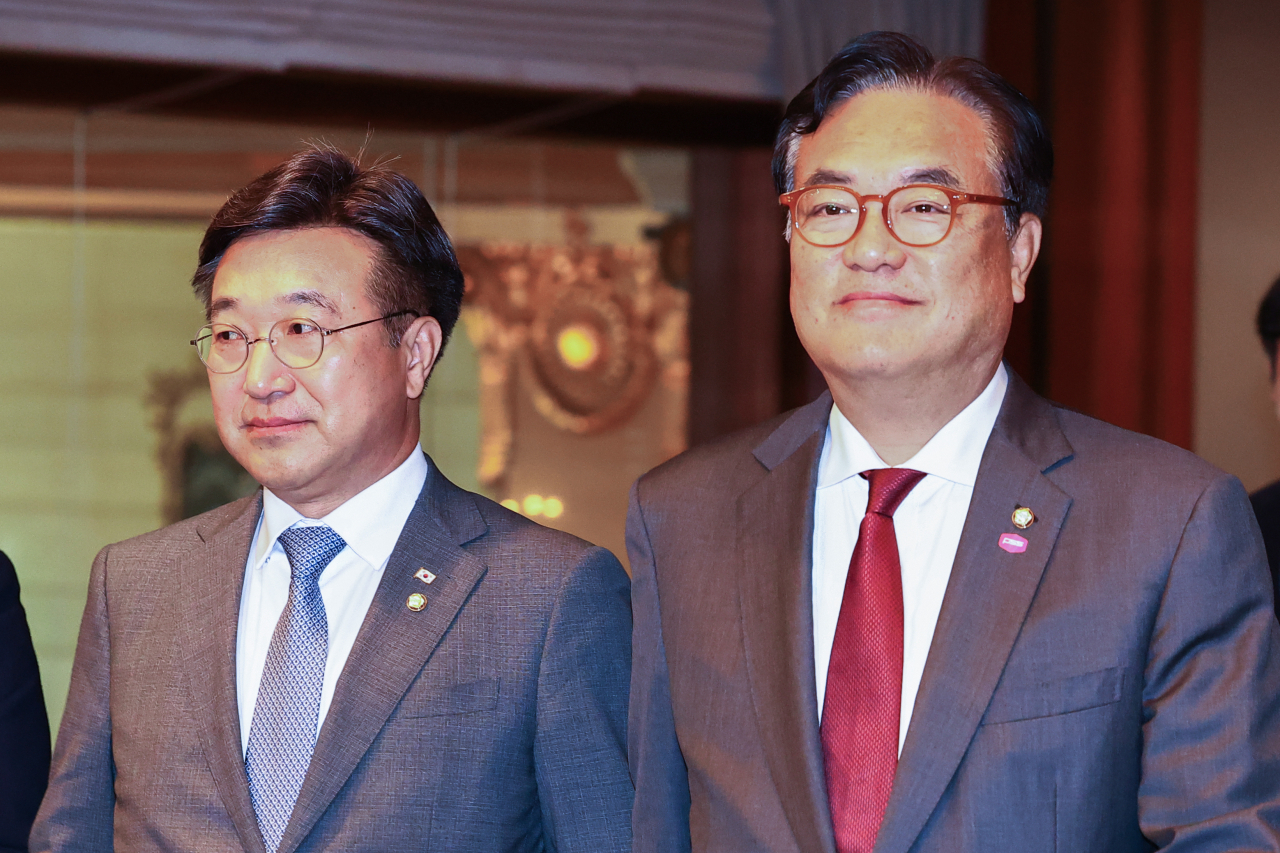 South Korean Reps. Yun Ho-jung and Chung Jin-suk leave after a meeting with Japanese Prime Minister Fumio Kishida on Monday. (Yonhap)