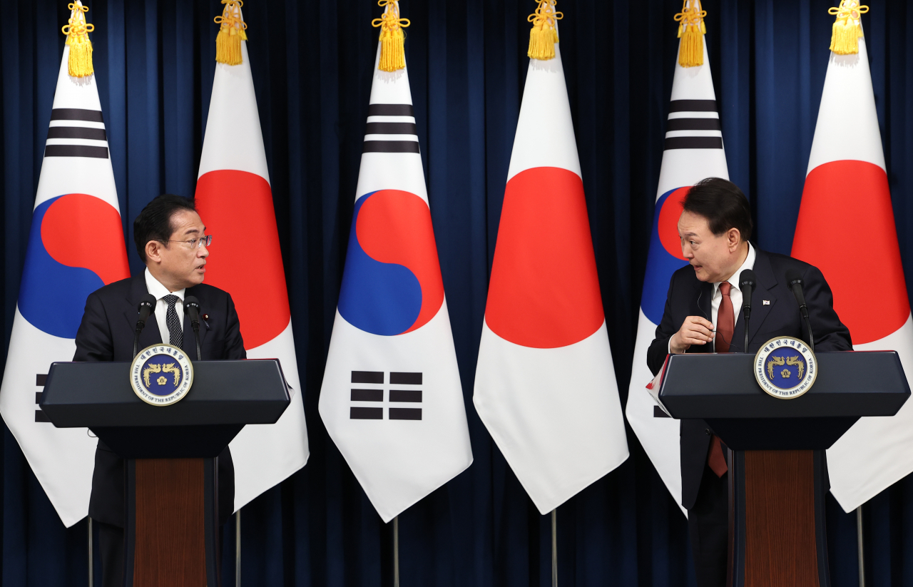 South Korean President Yoon Suk Yeol (right) and Japanese Prime Minister Fumio Kishida attend a joint press conference after their talks at the presidential office in Seoul last Sunday. (Yonhap)