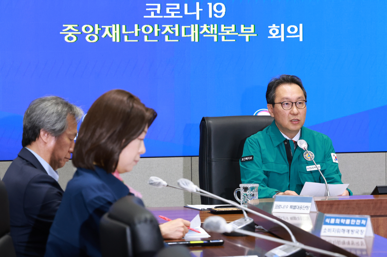 Park Min-soo (right), the second vice health minister, speaks at a COVID-19 response meeting at the Seoul government complex last Wednesday. (Yonhap)