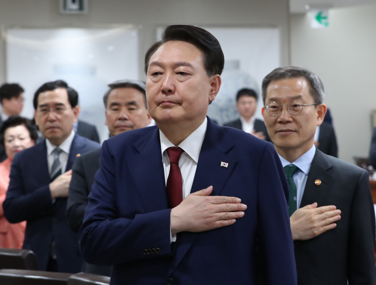 President Yoon Suk Yeol salutes the national flag at a Cabinet meeting held at the presidential office building in Yongsan-gu, Seoul on Tuesday. (Yonhap)