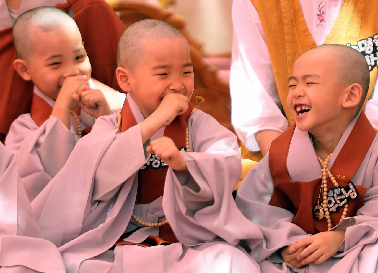 Children participate in a Buddhist training experience camp at Jogyesa Temple in central Seoul on Tuesday. (Yonhap)