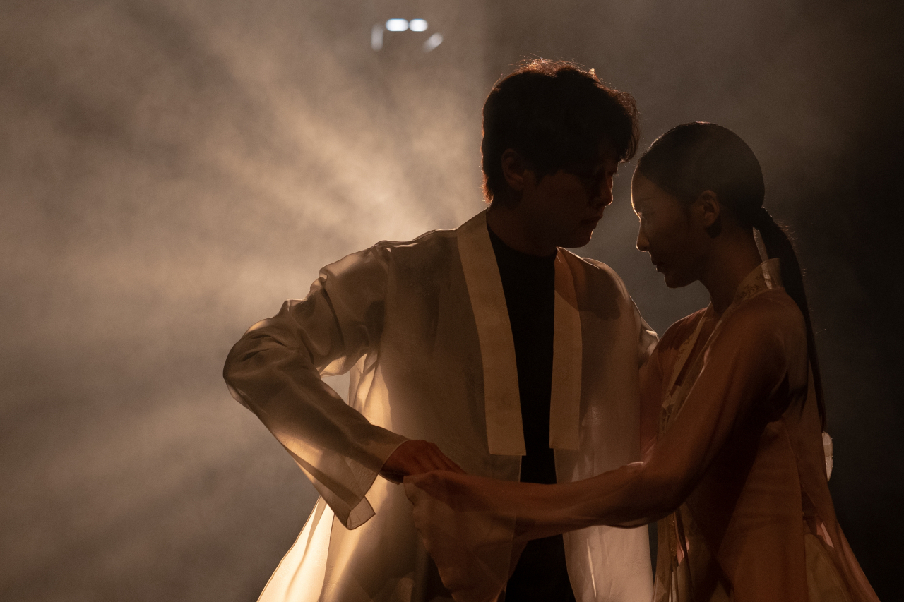 Dancers Cho Ha-neul and Jeon Jin-hong rehearse 