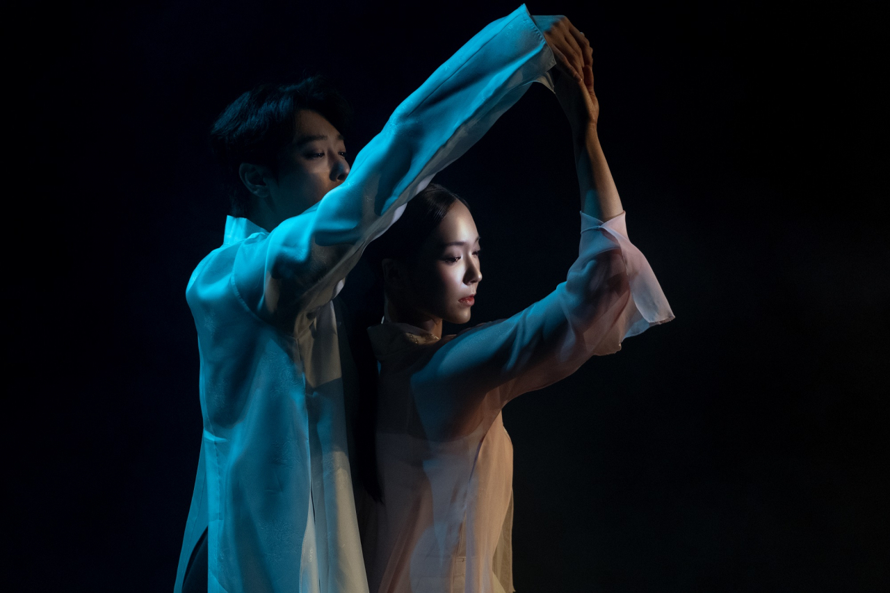 Dancers Cho Ha-neul and Jeon Jin-hong rehearse 
