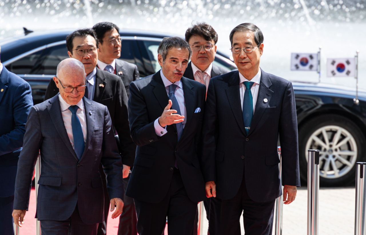 Rafael Grossi (second from left, front row), director general of the International Atomic Energy Agency, receives South Korean Prime Minister Han Duck-soo (right, front row) at the Vienna International Center on Tuesday (Yonhap)