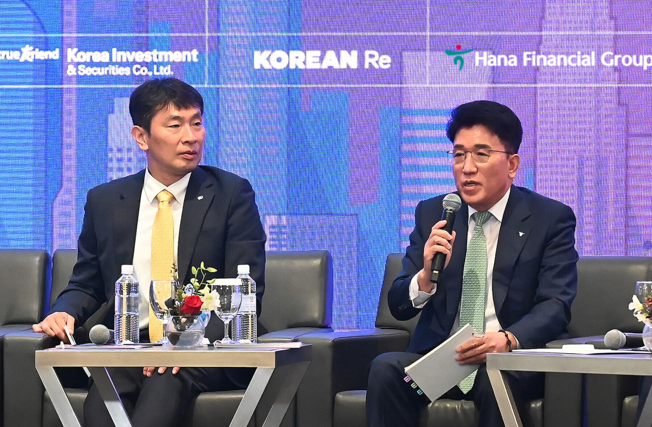 Hana Financial Group Chairman Ham Young-joo (right) talks at the 