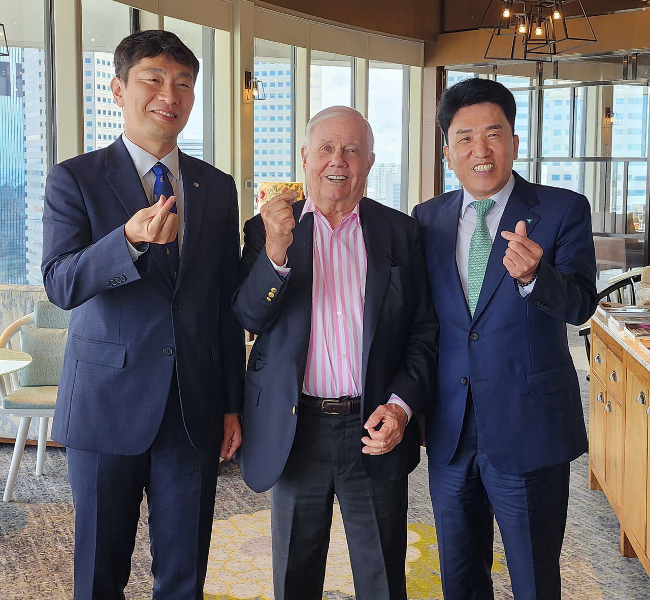 From left: Financial Supervisory Service Gov. Lee Bok-hyun, American investor Jim Rogers and Hana Financial Group Chairman Ham Young-joo pose for a photo after a meeting in Singapore (Hana Financial Group)