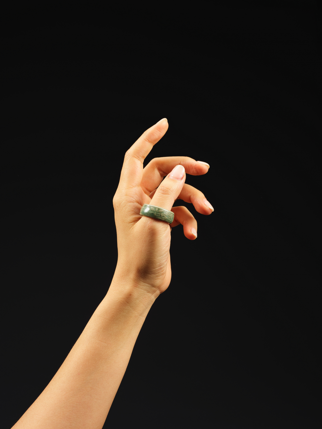 A celadon ring with a carved lotus design (Oia)