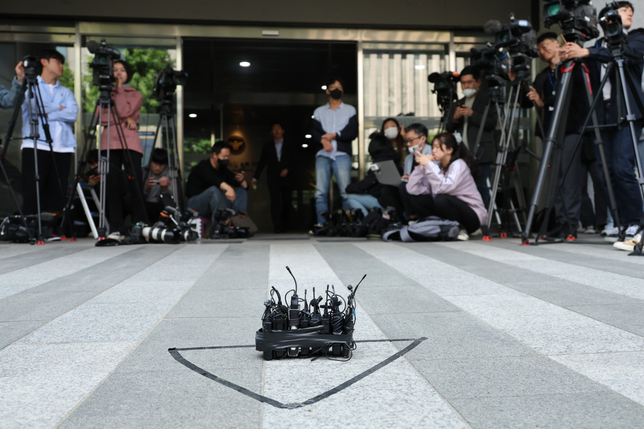 A group of journalists wait for the arrival of Yoo Ah-in at the lobby of the Seoul Metropolitan Police in Seoul on Thursday. (Yonhap)