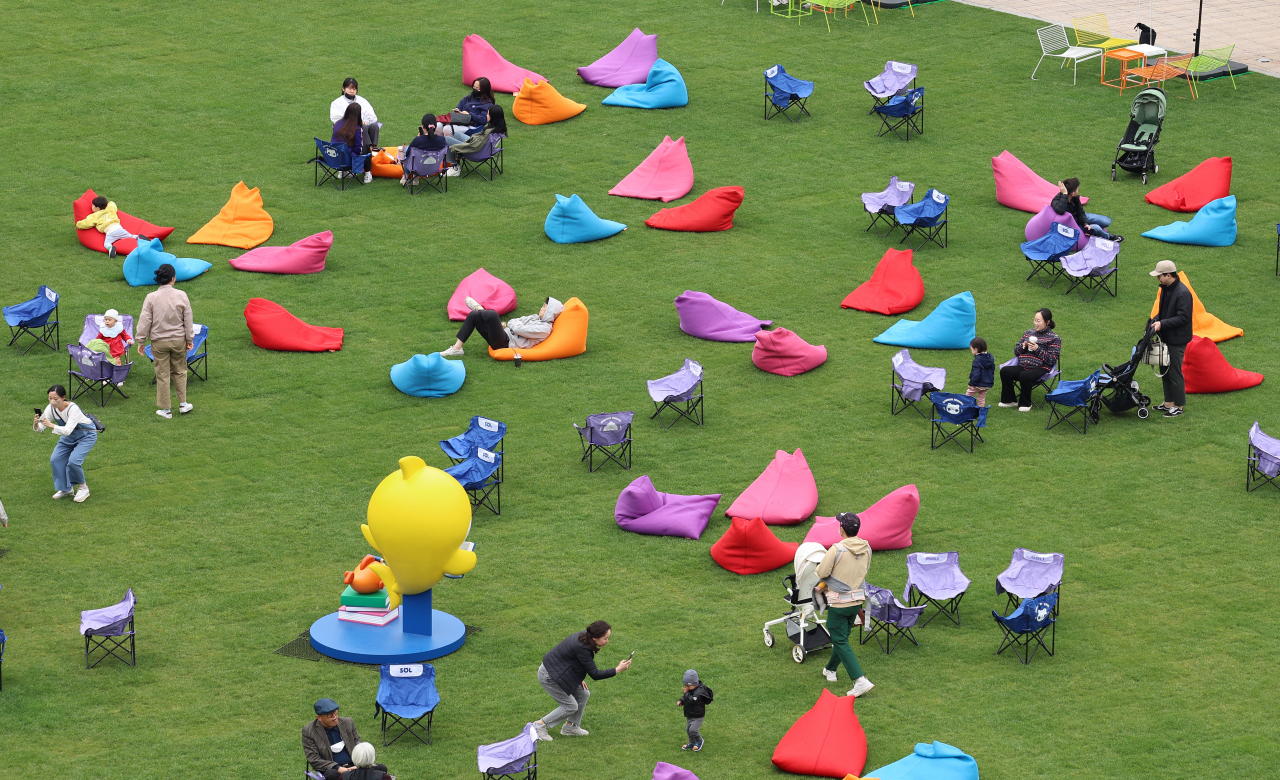 Citizens rest at an event dubbed “Reading Seoul Plaza with Pinkfong,” held at Seoul Plaza in central Seoul on Sunday. (Yonhap)