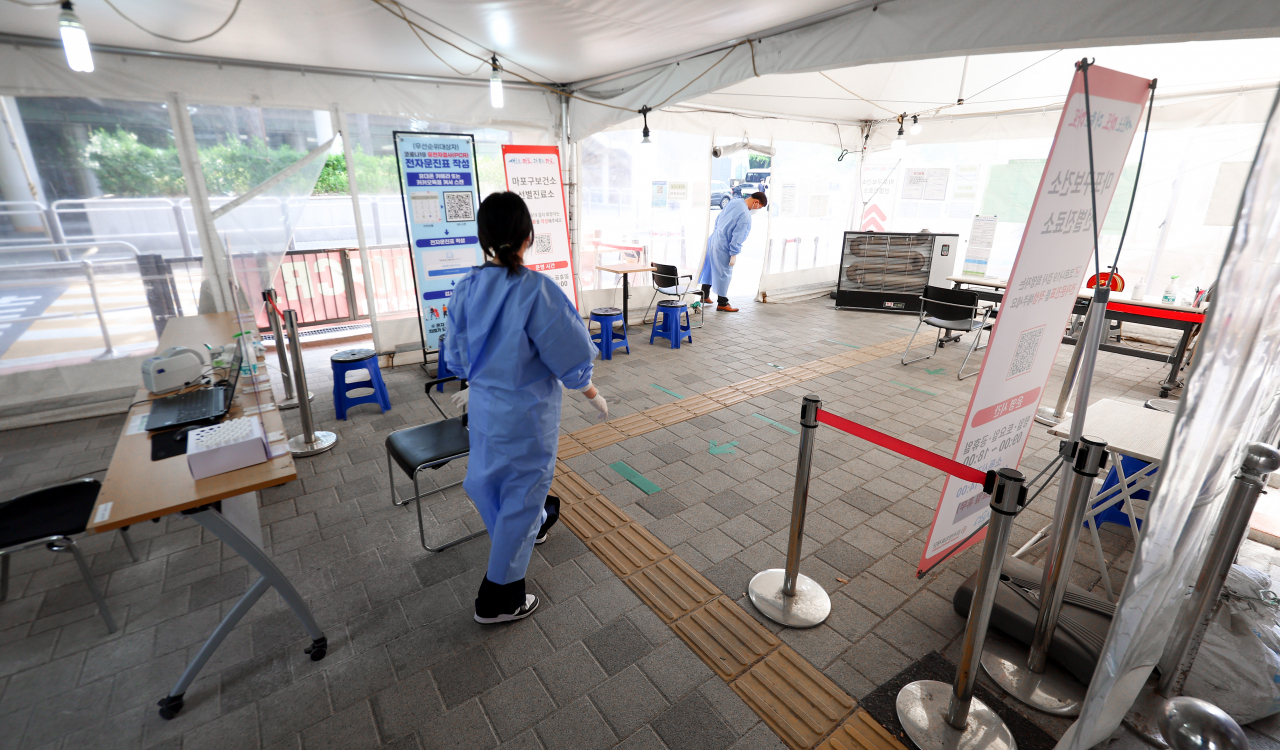 A testing clinic in Seoul appears empty on Thursday afternoon. On this day the South Korean government announced the country was exiting COVID-19 national emergency. (Yonhap)