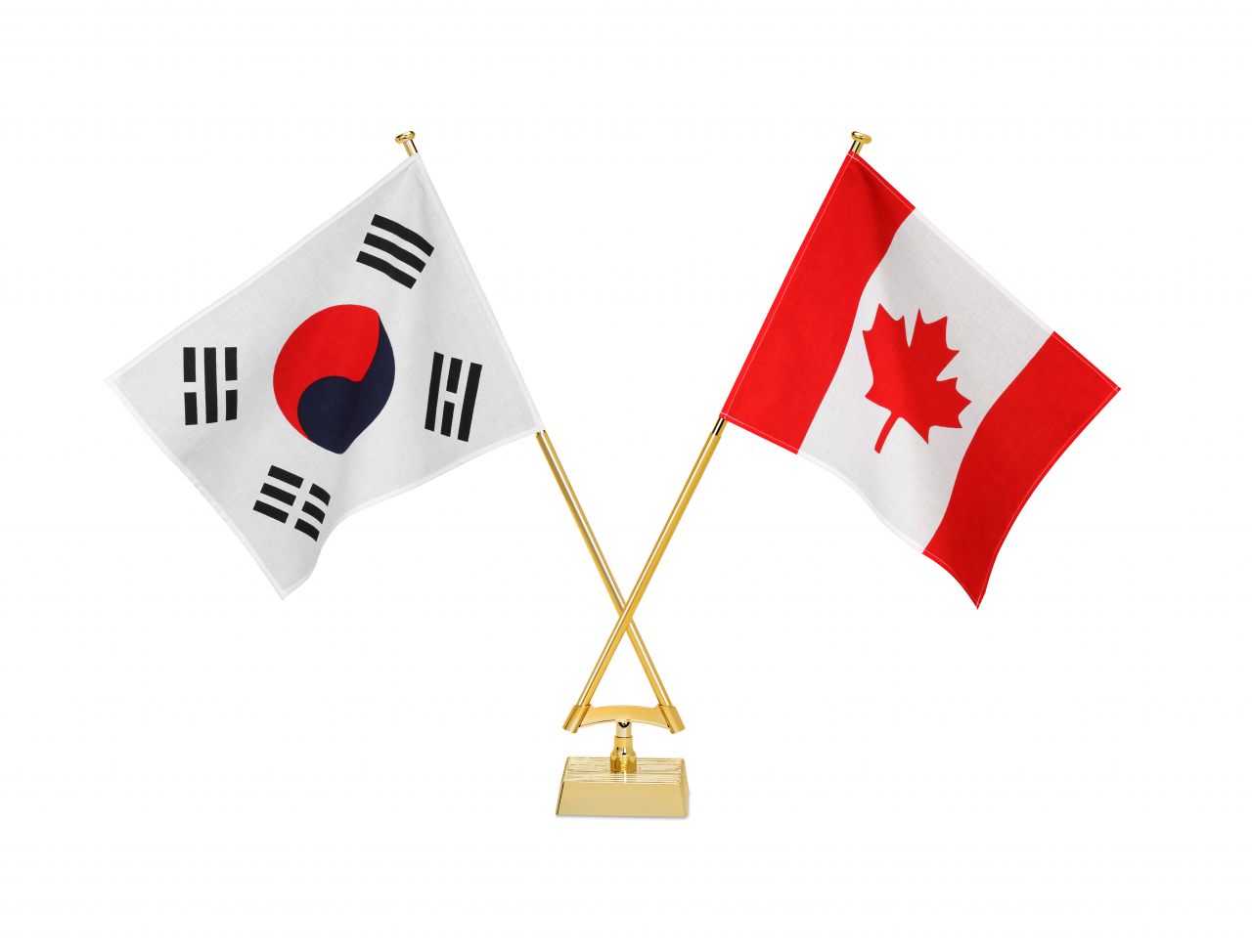 The flags of South Korea (left) and Canada. (123rf)