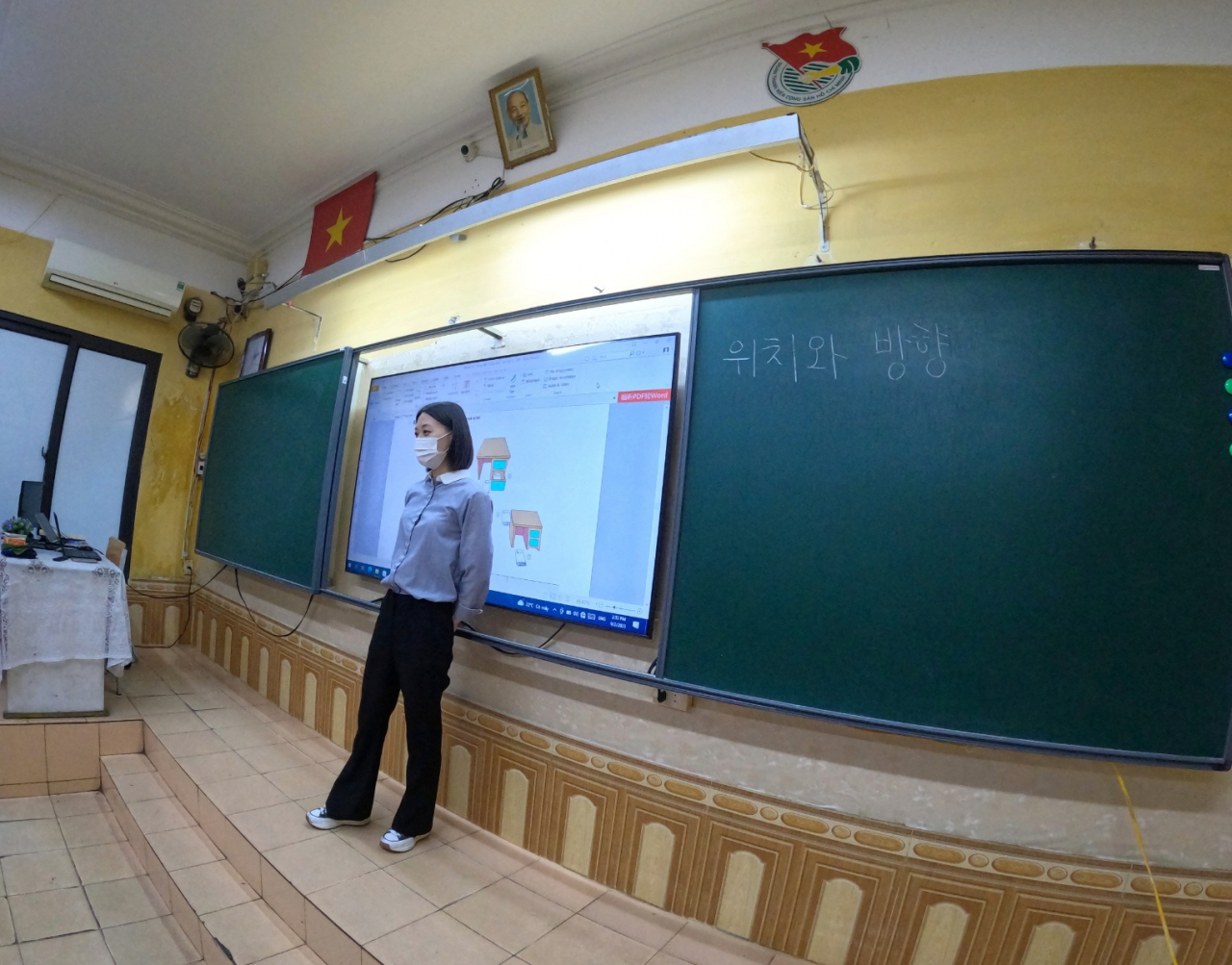 2월 8일 마리퀴리고 10학년 대상 한국어 교실에서 교사가 학생들에게 한국어로 위치와 방향을 표현하는 방법을 가르치고 있다.