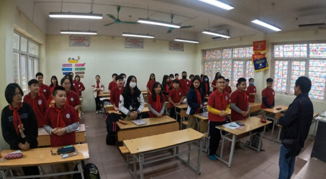 2월 8일 하노이 응오쟈뜨중학교의 한국어 교실에서 학생들이 한국어 선생님에게 한국어로 인사를 하고 있다.