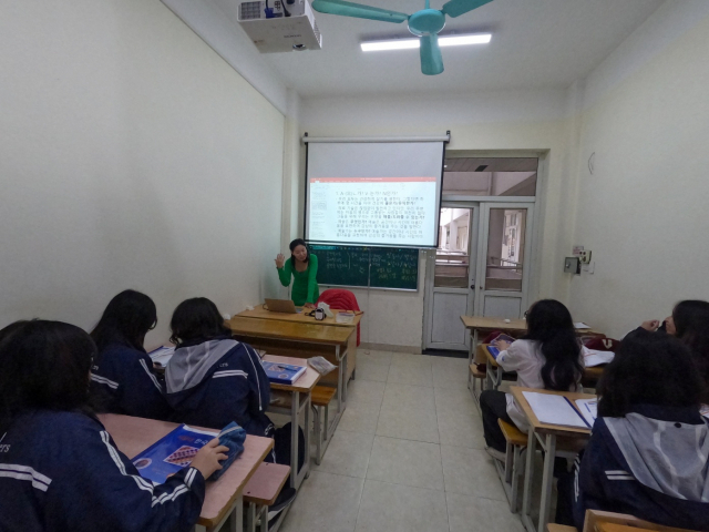 2월 10일 하노이국립외국어대학교 산하 외국어전문고등학교의 한국어 전공 고등학생들이 한국어 수업을 듣고 있다.