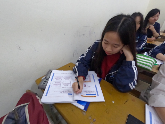 강의 내용을 교과서에 필기하는 외국어전문고등학교 한국어반 학생