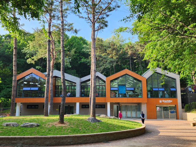 A view of Bongjesan Book Shelter located inside Bongjesan Park in Gangseo-gu, western Seoul (Hwang Dong-hee/The Korea Herald)