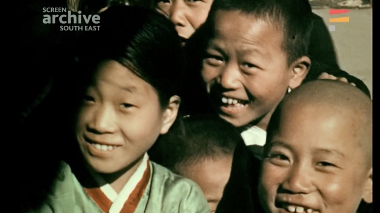 Children photographed by Swedish diplomat Tor H. Wistrand, who filmed the streets of Seoul in 1938 (Korean Movie Database)