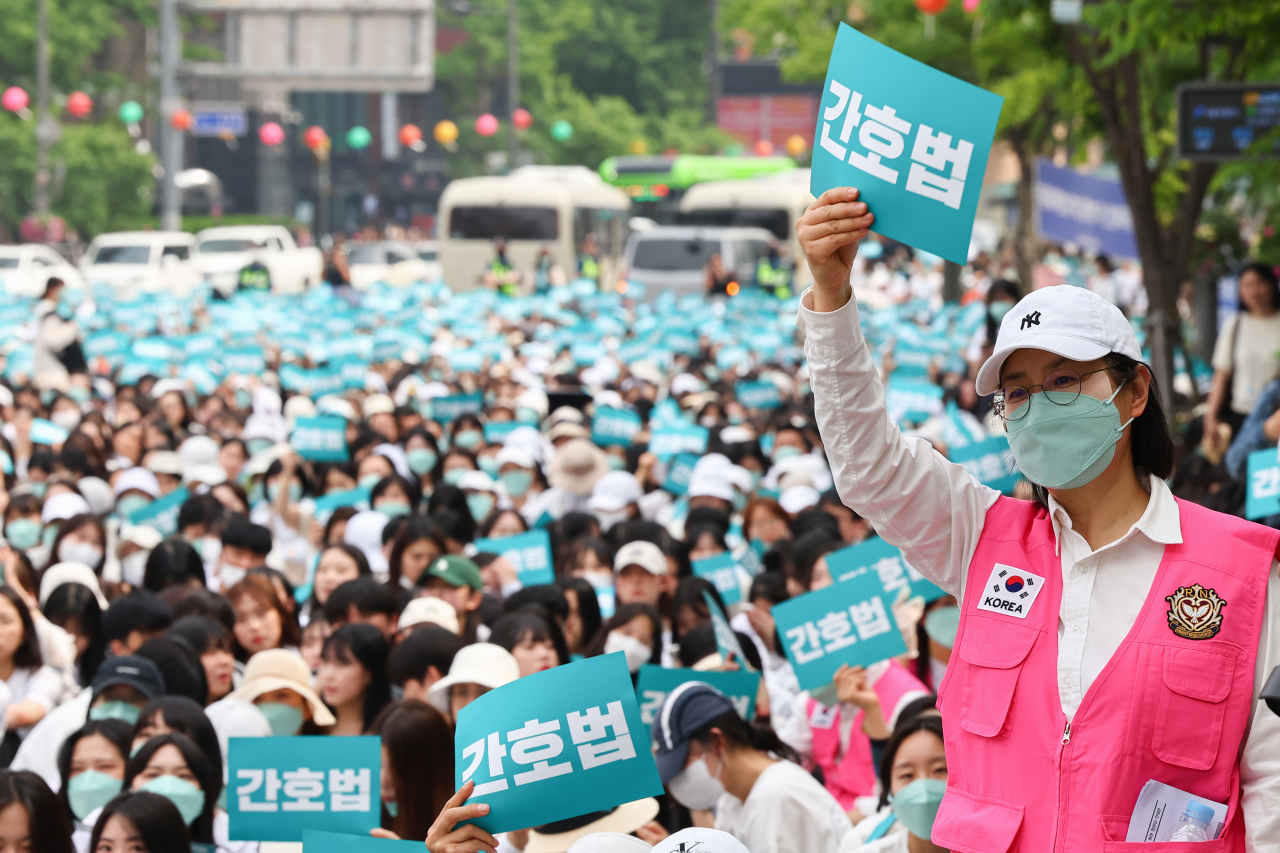 Nurses hold a rally on Friday at Gwanghwamun Square in central Seoul on International Nurses Day, which falls on May 12 each year to honor the birth anniversary of Florence Nightingale, calling for the promulgation of the Nursing Act. (Yonhap)