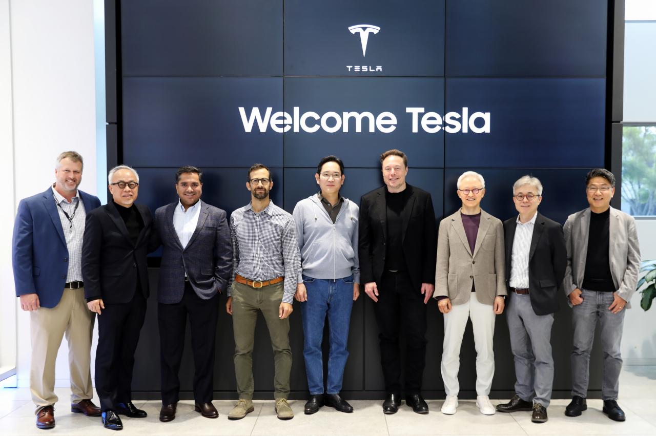 Samsung Electronics Chairman Lee Jae-yong (fifth from left) and Tesla CEO Elon Musk (sixth from left) pose for a photo after having a meeting at the South Korean tech giant’s Device Solutions Research America in Silicon Valley on Wednesday. (Samsung Electronics)