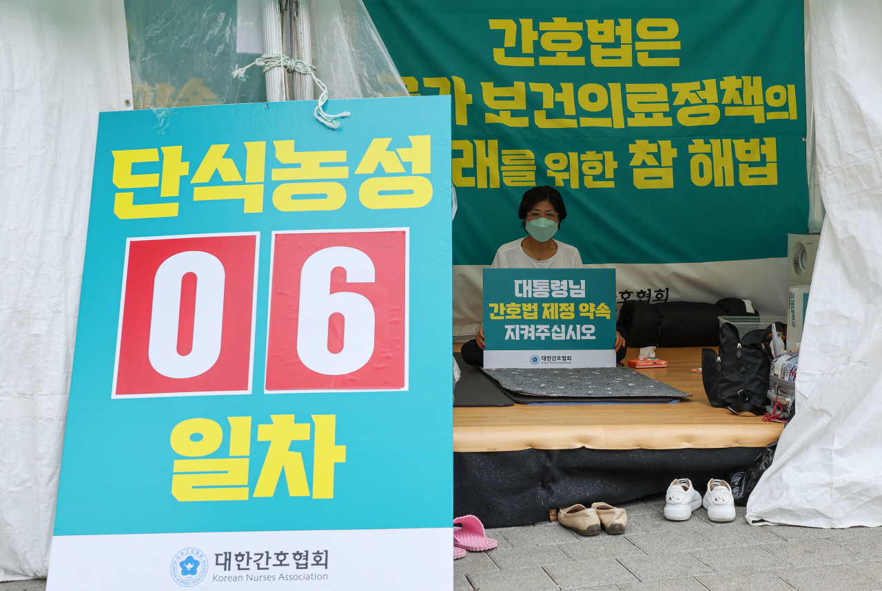 Nurses conduct a hunger strike at Jung-gu, central Seoul on Sunday, calling for the promulgation of the Nursing Act. (Yonhap)
