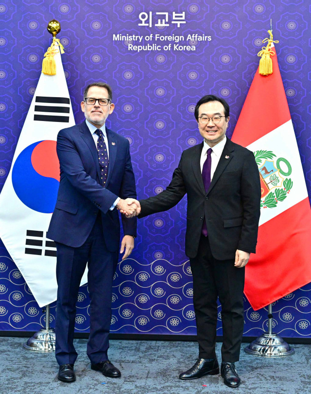 Peruvian Vice Foreign Minister Ignacio Higueras and Vice Minister of Foreign Affairs Lee Do-hoon attend the 7th Meeting of the Korea-Peru High-level Policy Consultation on April 17 at the Ministry of Foreign Affairs in Seoul. (Ministry of Foreign Affairs)