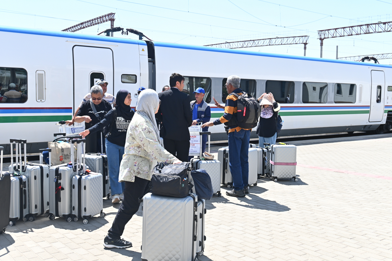 Tourists get off at Bukhara Railway Station from Central Asia’s highest speed Afrosiyob train of Uzbekistan Railways that run at a speed of 250km/h.(Sanjay Kumar/The Korea Herald)